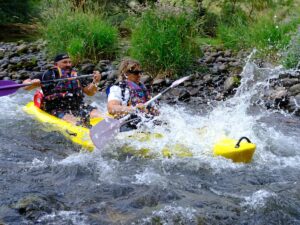 El río Ariège es una experiencia llena de chapoteo. Paseo en canoa para dos en los Pirineos