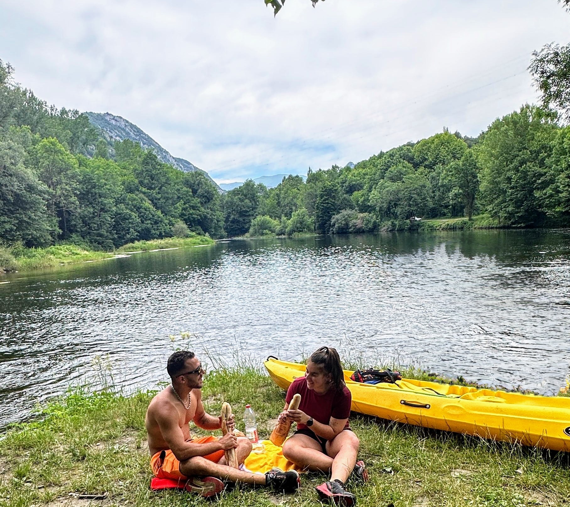 Paar picknick aan de rand van de Ariège